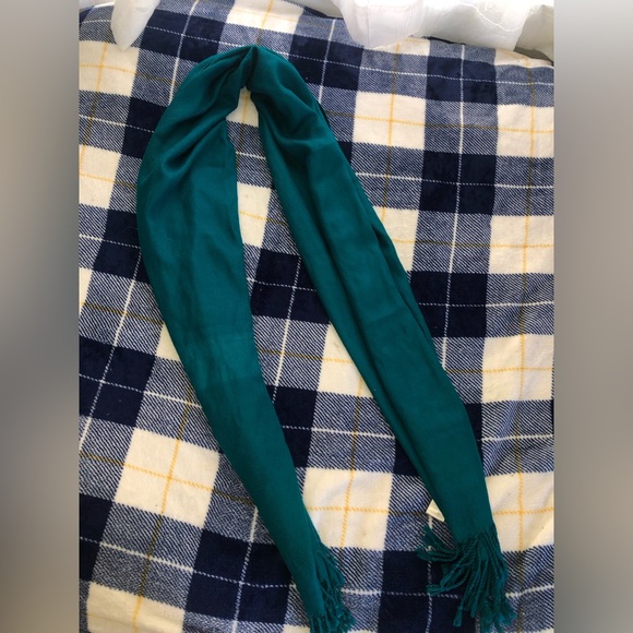 Green scarf - Picture 3 of 3